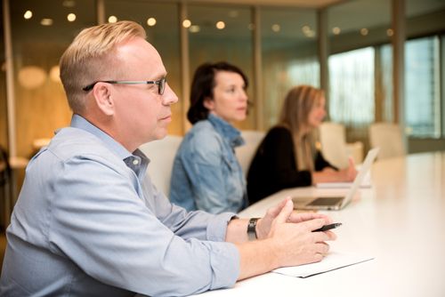 employee discussing payment